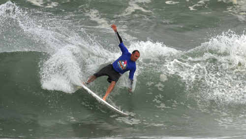 On edge: Over-28 men’s competitor Jason Fiannhorn balances up during the Barney Miller Surf Classic at Sawtell On edge: Over-28 men’s competitor Jason Fiannhorn balances up during the Barney Miller Surf Classic at Sawtell